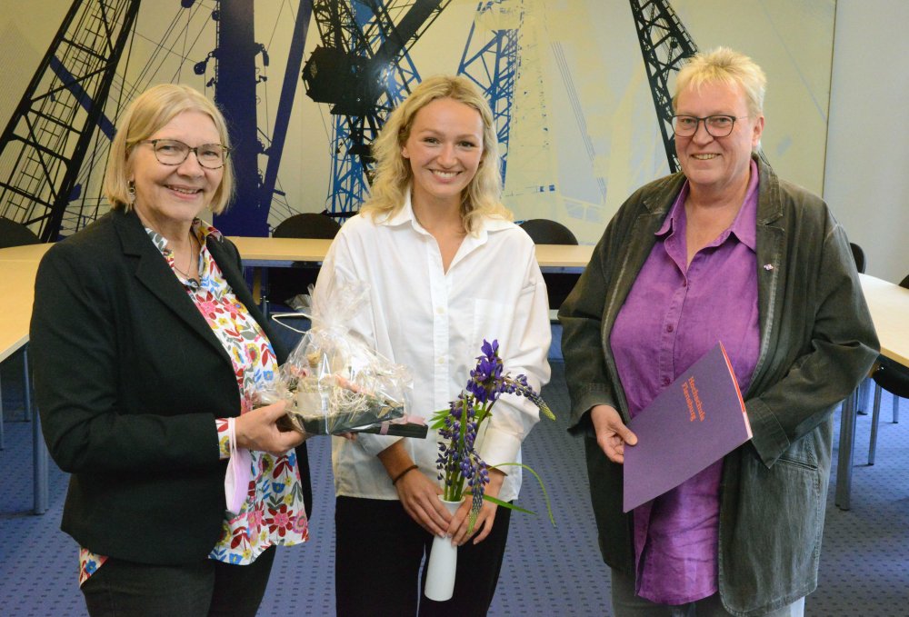 Glückwunsch! Kanzlerin Sabine Christiansen (li) und Personalchefin Dörte Schläger-Carstensen gratulieren Mara Peters zum Abschluss ihrer Ausbildung.