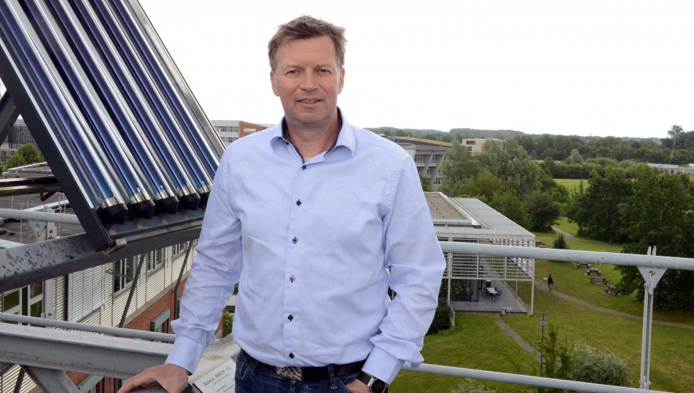 Ilja Tuschy hat mit seinem Team am Zentrum für nachhaltige Energiesysteme (ZNES) in einem Forschungsprojekt die Möglichkeiten des Einsatzes der Solarthermie für die Nah- und Fernwärmeerzeugung untersucht. 