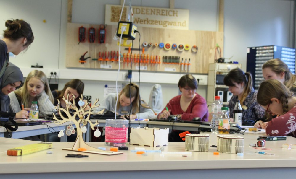 MINT zum Anfassen: Immer wieder kommen Schüler*innen auf den Hochschul-Campus, um sich mit Technik und Naturwissenschaften zu beschäftigen. Foto: IDEENREICH