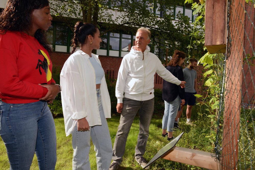 Hochschul-Braumeister Holger Blawatt erklärt im Hopfenlehrgarten die verschiedenen Hopfenarten. 