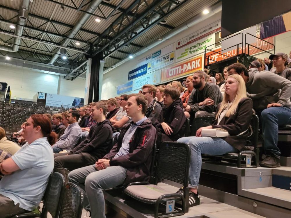 Endlich wieder in Präsenz: Die Begrüßung der Erstsemester in dert Flens Arena.