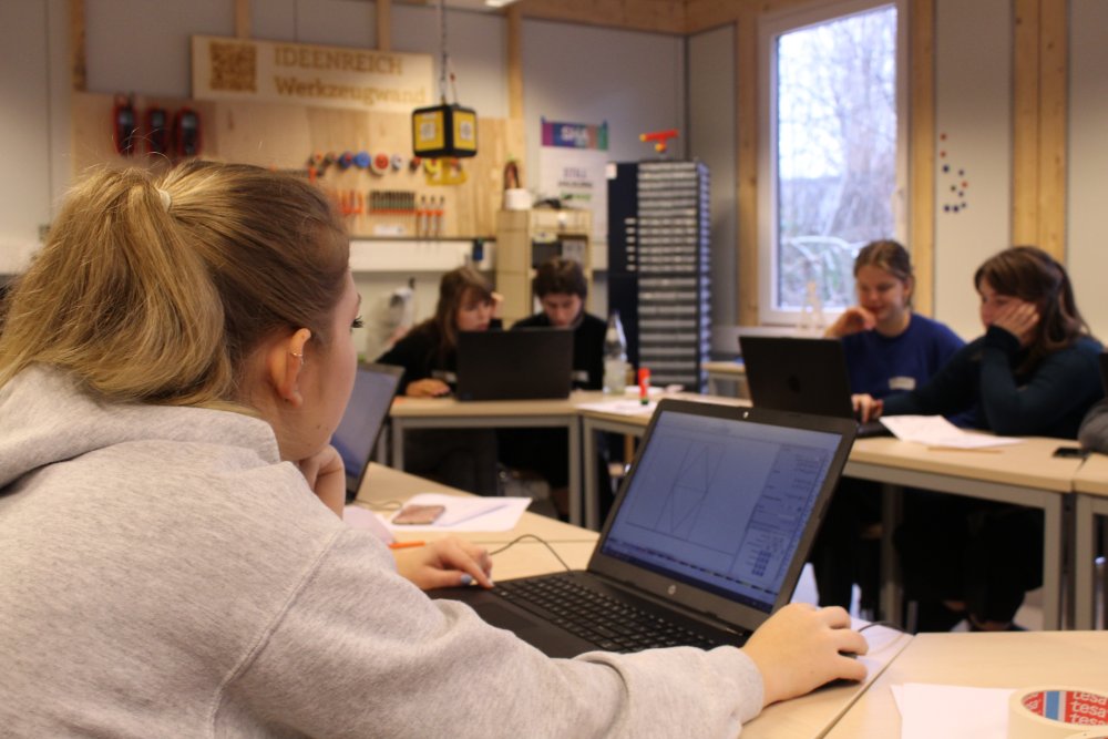 Die Oberstufenschüler*innen erlernen die Grundlagen der digitalen Fertigung.