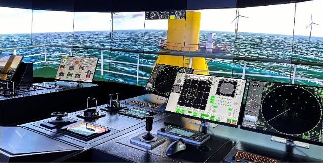 Schiffsführungssimulator: vorn Bedienungspanel und -hebel, hinten simulierte Umgebung.