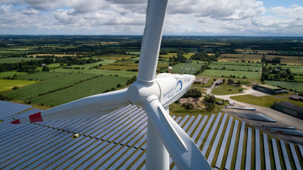 Drone image of a wind turbine. In the centre of the image is a lidar on a tripod, which can be seen behind the rotor blades.