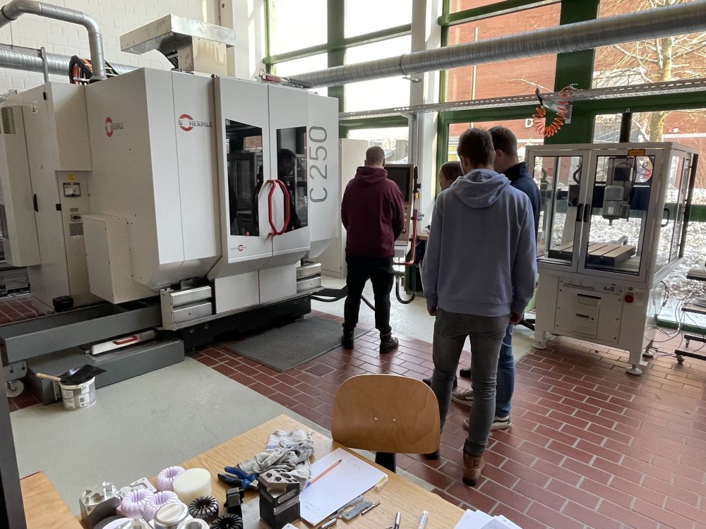 Ein weiteres Team an der Fräsmaschine.