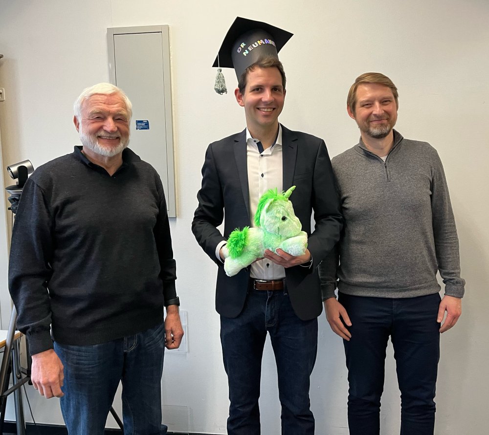 Dr. Thomas Neumann mit seinen Doktor-"Eltern" Prof. Dr. Olav Hohmeyer sowie Prof. Dr. Dirk Ludewig.
