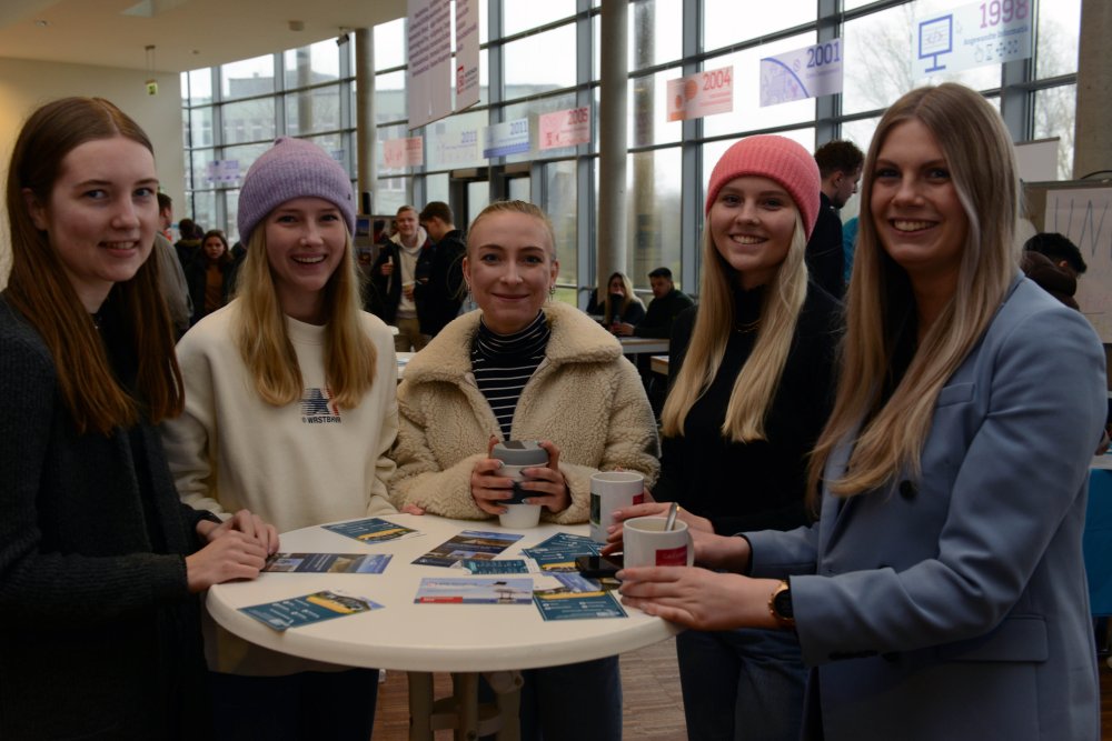 Gemeinsamer Start ins Studium: Sophia Mohr (re.), Martha Siemen (2. v.r.) und ihre Kommilitonen haben sich schon im Vorkurs kennengerlernt. 