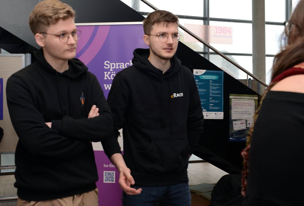 Freuen sich auf Flensburg: Max Gordon Günsel und Finn Vissering informieren sich am Stand des Lern- und Sprachenzentrums.