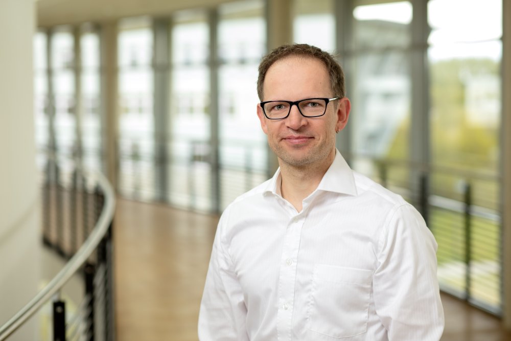 Dank der Zweitmitgliedschaft an der Uni kann Clemens Jauch seine Absolvent*innen den Doktorhut ermöglichen. 