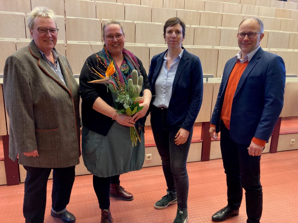 JoylnMuijsers nimmt die Glückwünsche der stellvertretenden Senatsvorsitzenden Janntje Böhlke-Itzen, (2.v.r.), Hochschulpräsident Dr. Christoph Jansen und Kanzlerin Sabine Christiansen entgegen.
