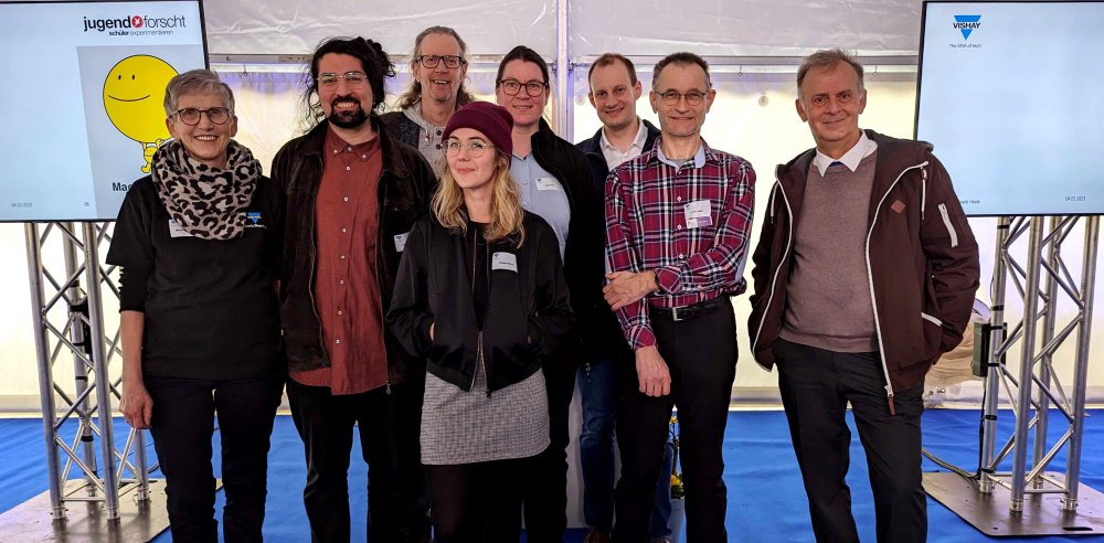 In der Hochschul-Jury mit dabei waren Prof. Dr. Anja Vest, Franka Heers, Prof. Dr. Torsten Steffen, Holger Blawatt, Leif Tretbar und Deniz Elyorgun. Den Rahmen hat dieses Jahr wieder die Firma Vishay BCcomponents Beyschlag GmbH mit Maren Dobelstein gespannt und zusammen mit dem Wettbewerbsleiter Stefan Höhn 