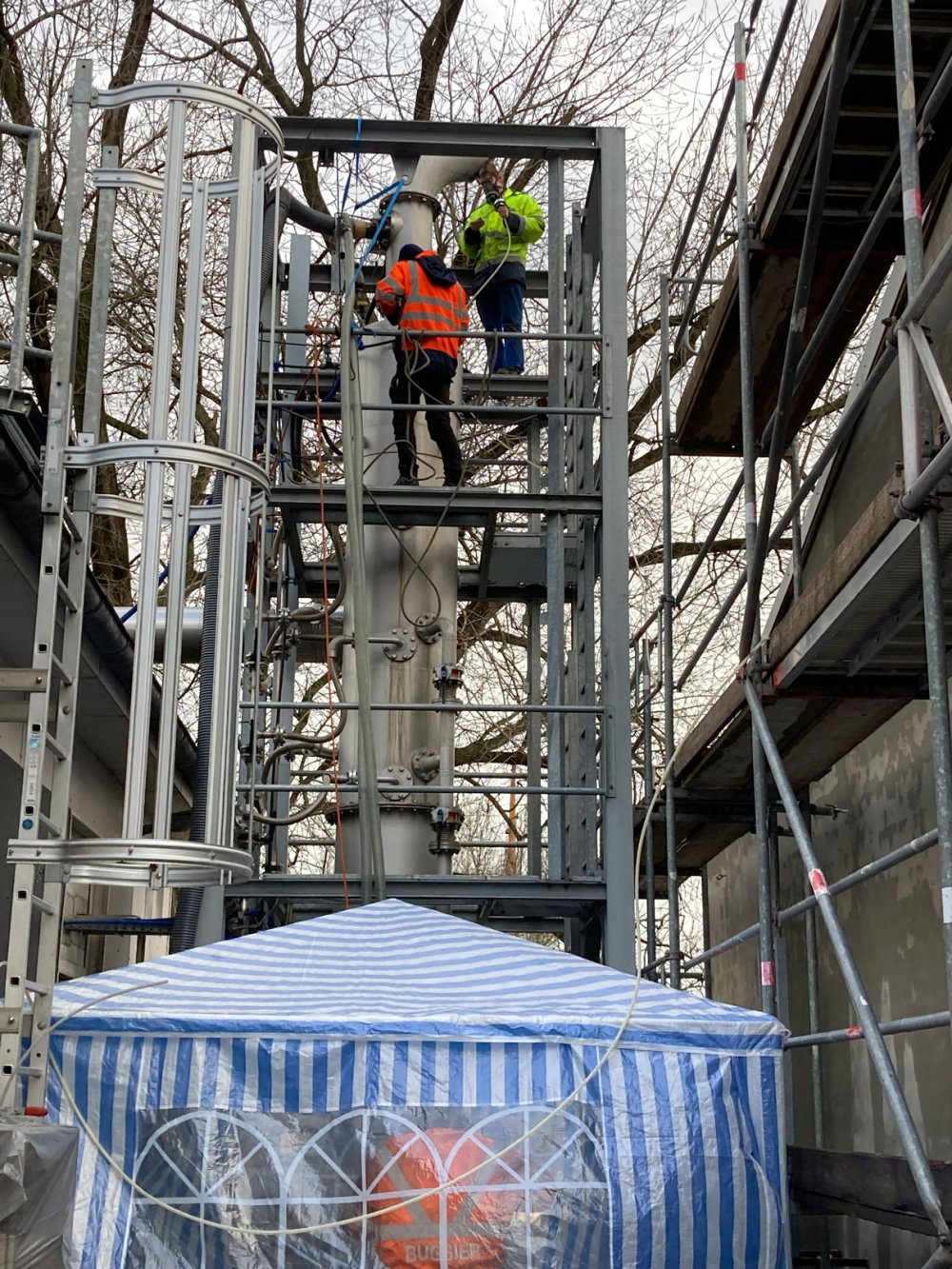 Zwei Personen auf einem Gerüst am Scrubbber.