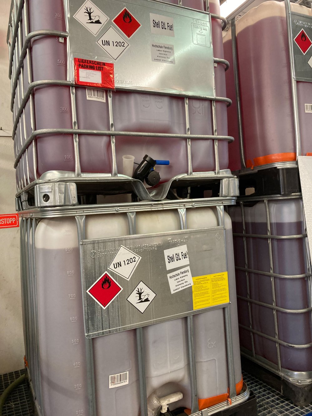 Kanister mit Aufklebern darauf.