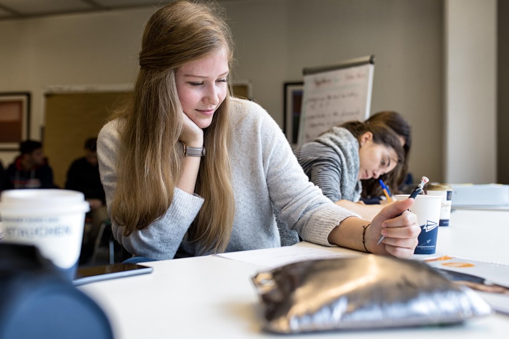 Durch eine Zweitmitgliedschaft an einer Universität erhalten Professor*innen einer (Fach)Hochschule das Recht, Promotionen durchzuführen. 