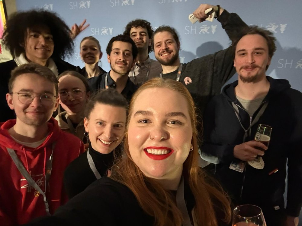 Gruppenbild im Selfie-Stil.