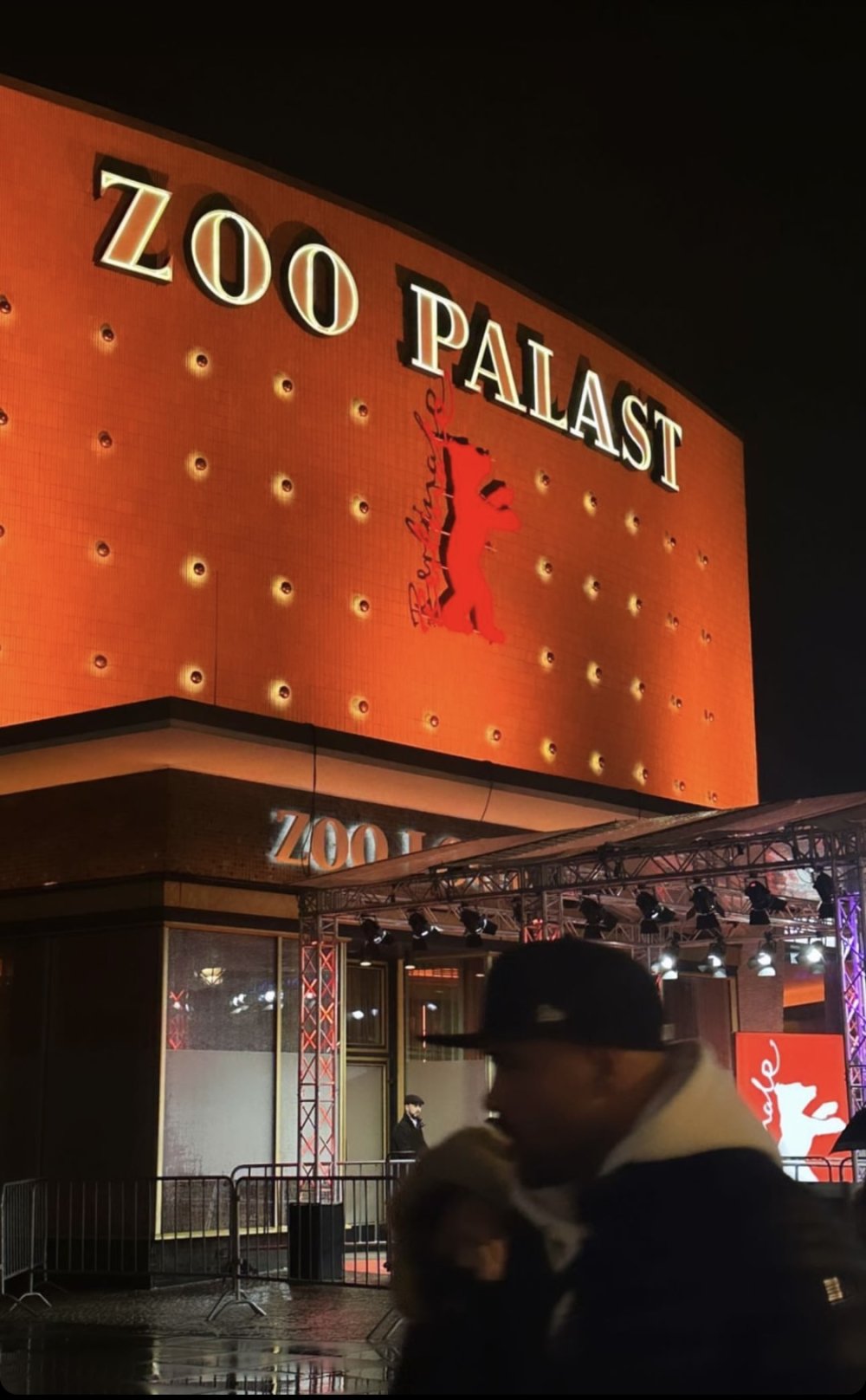 Der Berliner Zoo-Palast von außen, feierlich in rot angestrahlt.