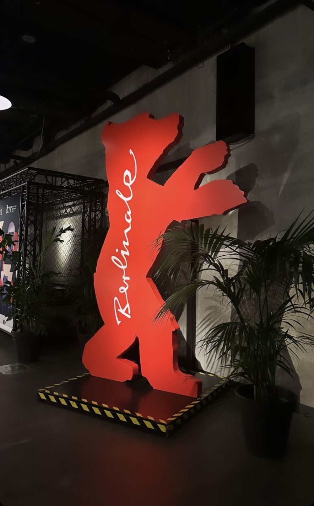 Der Berlinale Bär in rot.