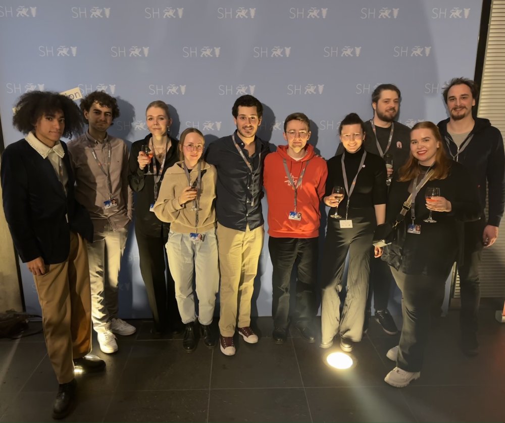 Gruppenfoto vor einer Berlinale-Wand.