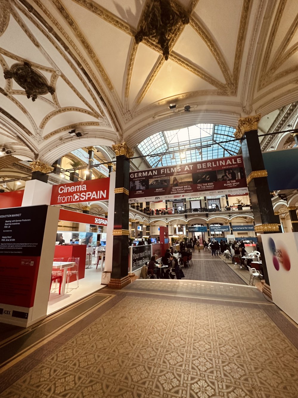 Kinogebäude mit hohen verzierten Decken von innen.