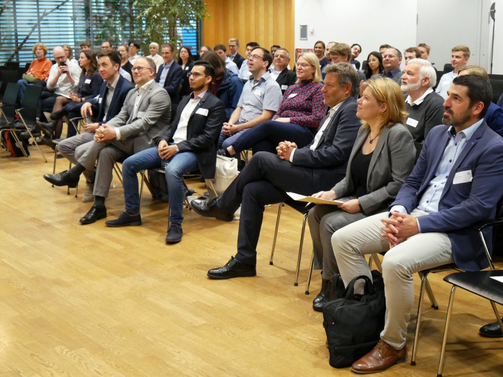 Robert Habeck und Hochschulpräsident Christoph Jansen nehmen mit vielen anderen Interessierten am Abschlussworkshop teil. 