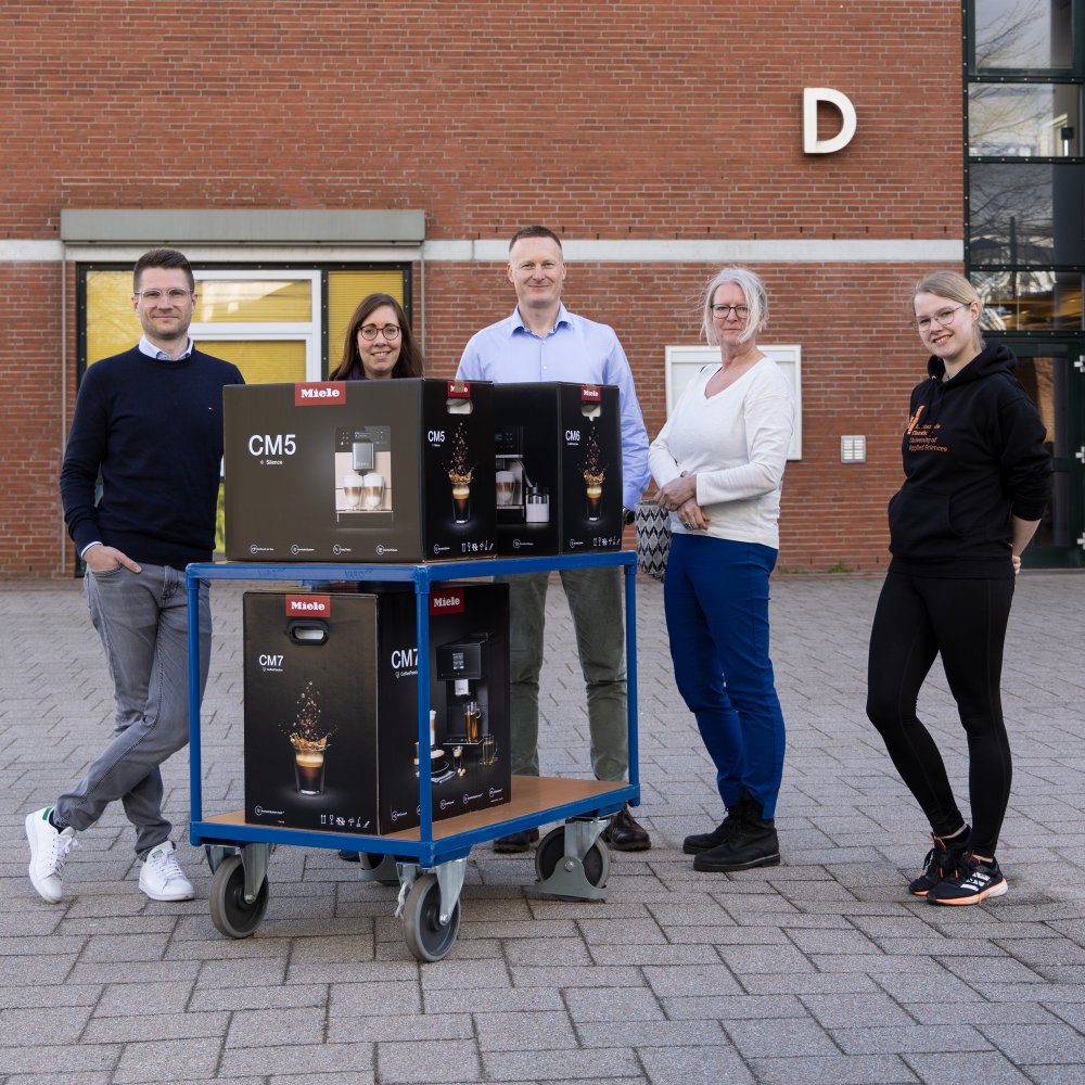 David Kavermann und Henrike Hoffmann-Lindsay übergaben persönlich drei Miele Kaffeevollautomaten an Sascha Heimann, Marion Wittkowsky und die Studierenden der IFK.