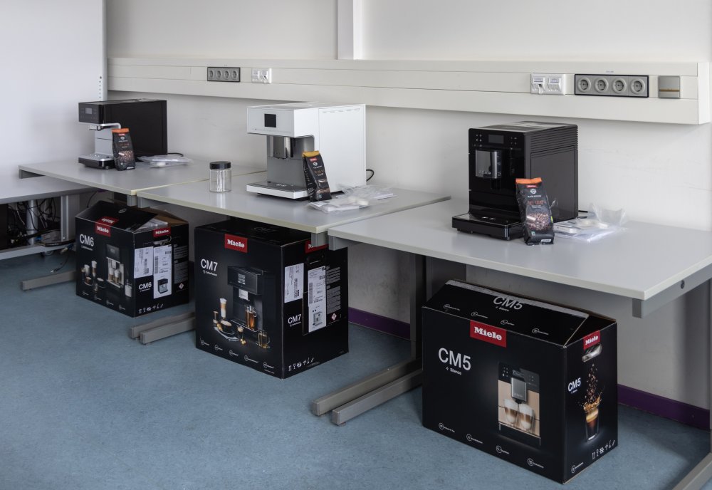 Zur Begeisterung der Studierenden hat Miele drei Kaffeevollautomaten bereitgestellt.