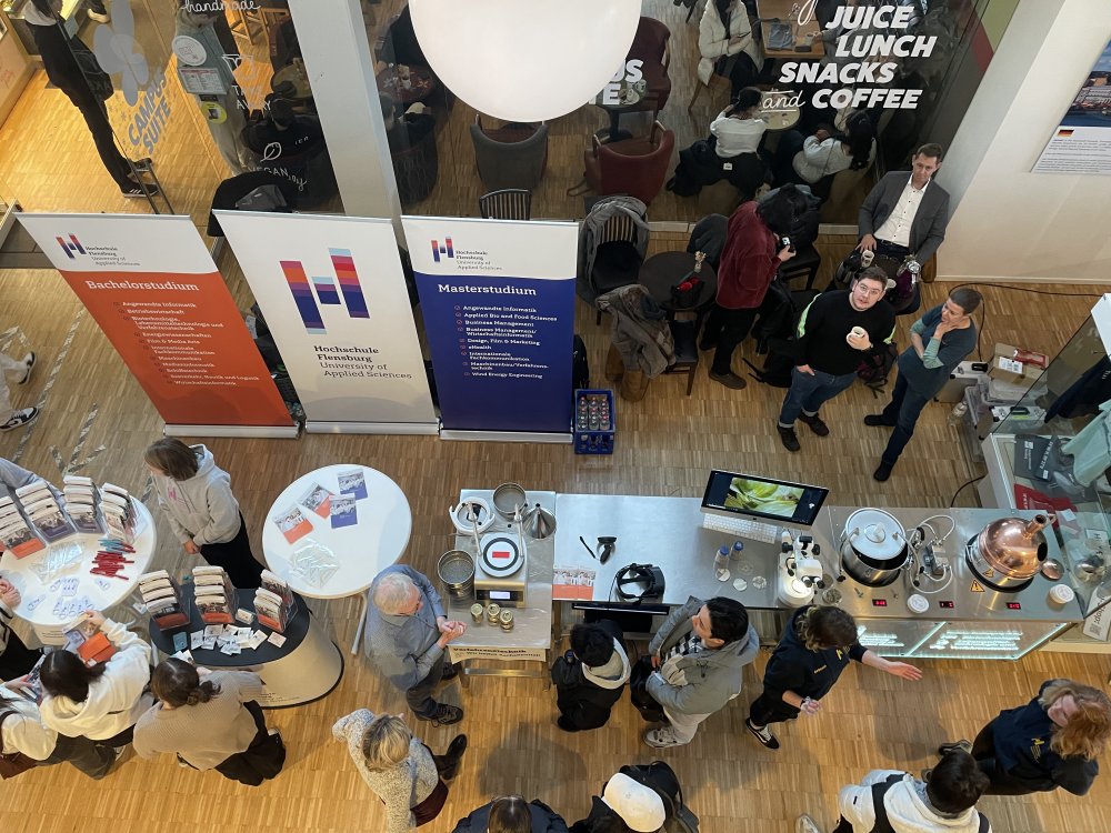 Viel Andrang bei Stand der Hochschule Flensburg während des Studieninfotags.