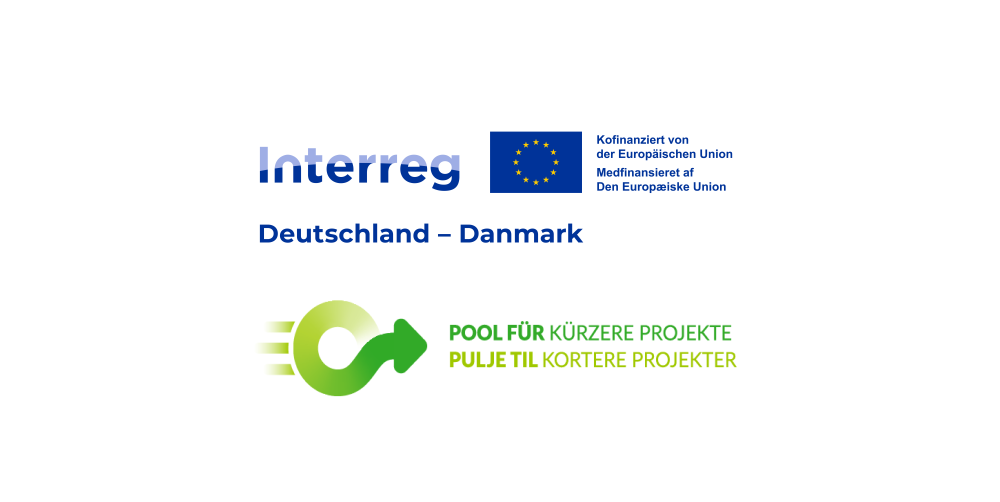 Zwei Logos untereinander: Oben in dunkelblau die Flagge der EU, dazu der Text "Interreg Deutschland - Danmark - Kofinanziert von der Europäischen Union / Medfinandieret af Den Eruoaeiske Union", darunter in grün ein Kreislaufpfeil mit der Schrift: "Pool für kürzere Projekte - Pulje til kortere Projekter"