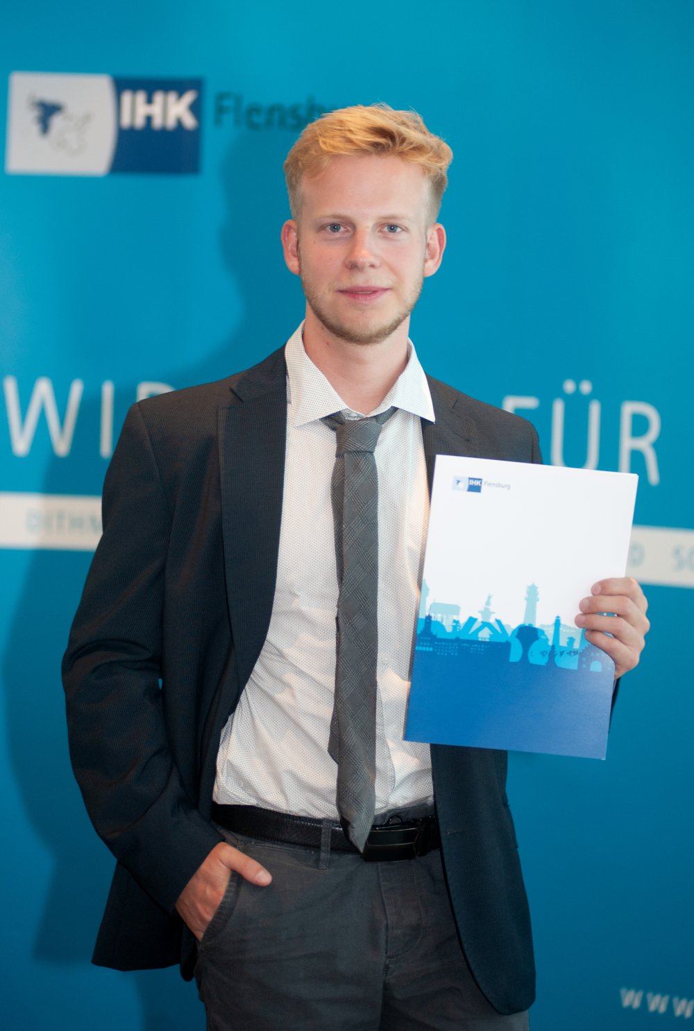 Jonas Weiß mit seiner Urkunde für den Rossenpreis