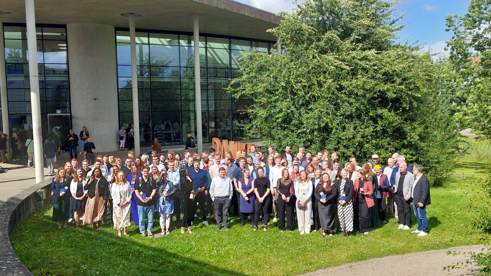 115 Graduierte feierten auf dem Hochschulcampus ihre erfolgreichen Abschlüsse.