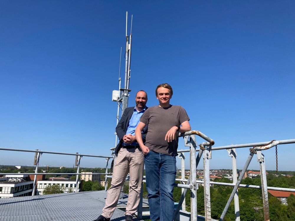 Ralf Lübben und Benjamin Held stehen auf dem Dach des D-Gebäudes.