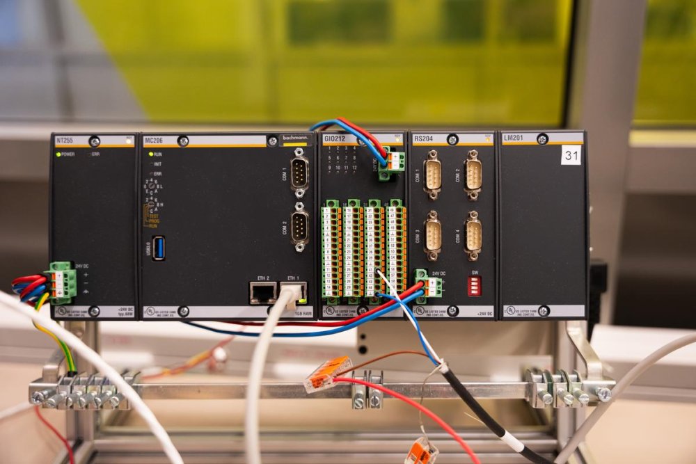 Nahaufname einer elektrischen Messvorrichtung mit verschiedenen Anschlüssen und Kabeln.