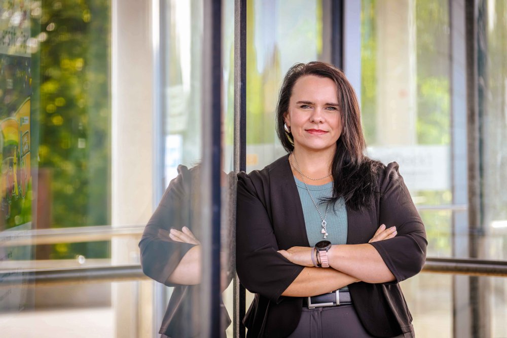 Stefanie Jordt lehnt an einer Glastür