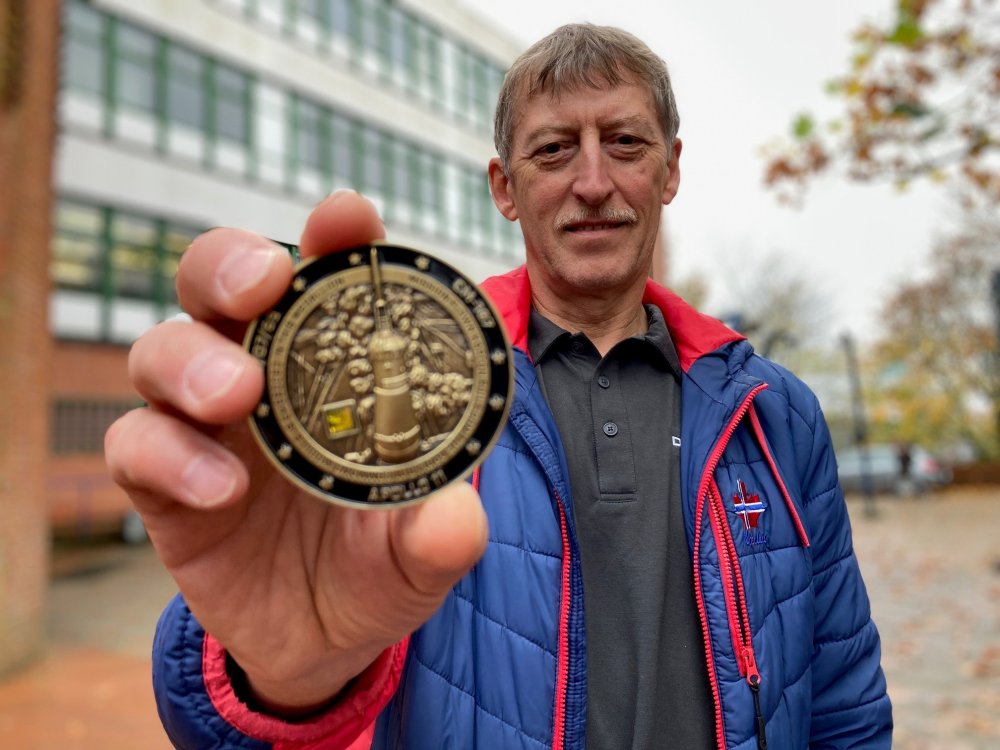 Rainer Christiansen hält die MEdaile in die Kamera