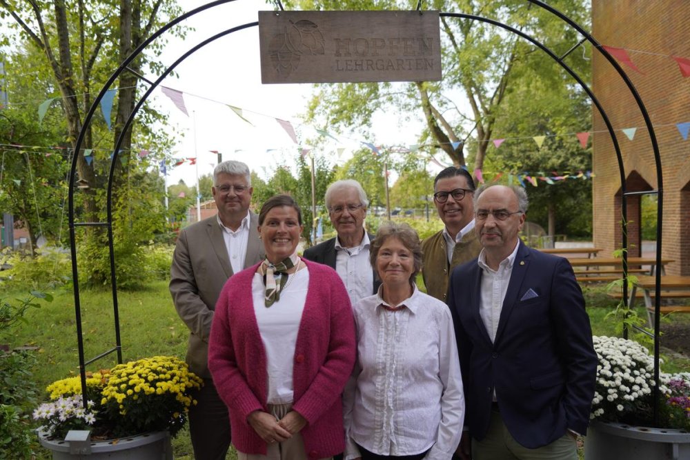 Die Mitglieder des Hochschulrates stehen im Hopfengarten