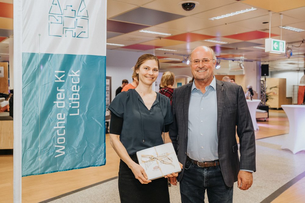 Ein Mann und eine Frau gucken in die Kamera