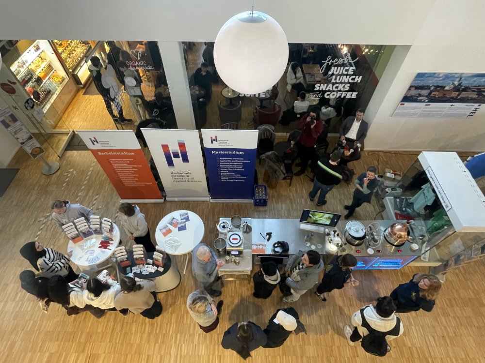 Der Betrachter schaut von oben auf einen Ausstellungstisch im Foyer der EUF. 