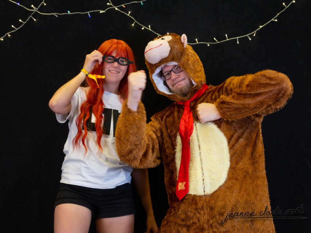 Zwei junge Menschen in Kostümen