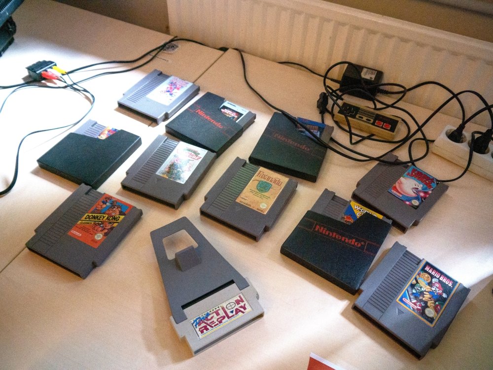 Eine Sammlung von Nintendo-Spielen auf einem Schreibtisch
