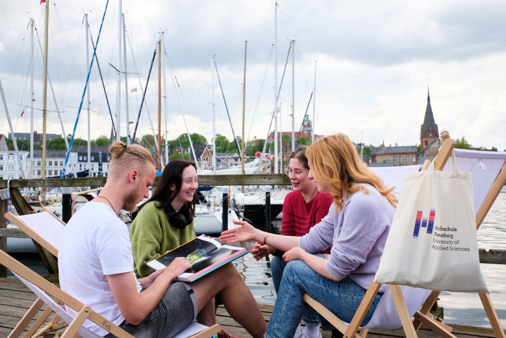Menschen am Hafen
