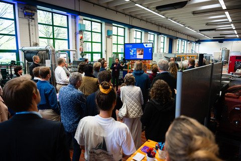Menschenmenge in der Maschinehalle