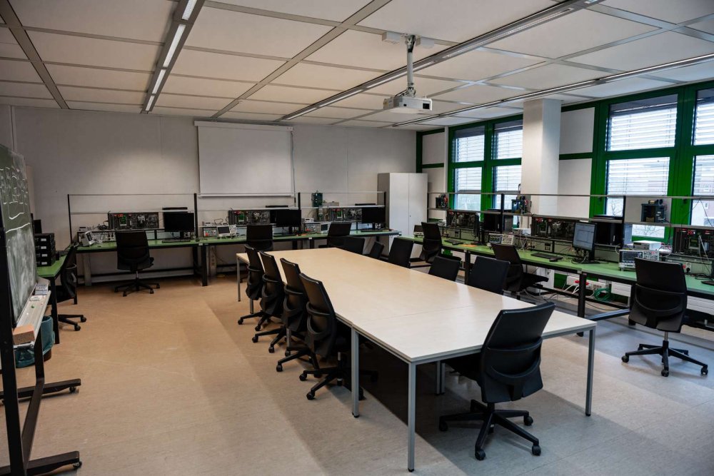 Das Bild zeigt mehrere Arbeitsplätze in einem Laborraum. Es ist ein Überblick über die Laborausstattung und die Anordnung der Technik im Raum.