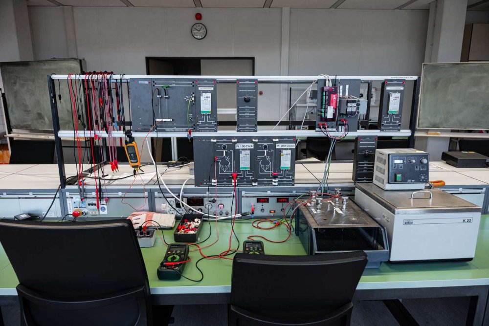 Das Labor verfügt über Monitore, Oszilloskope, Netzgeräte, Versuchsstände und weitere technische Ausstattung wie Messleitungen und Steckmodule.