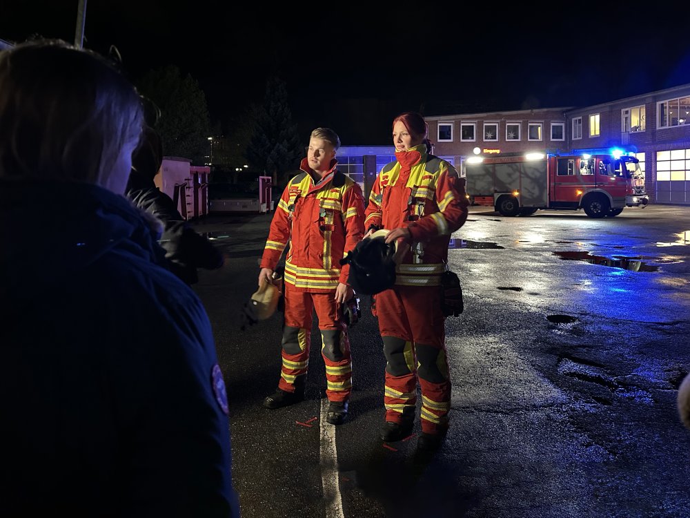Zwei Feuerwehrmenschen
