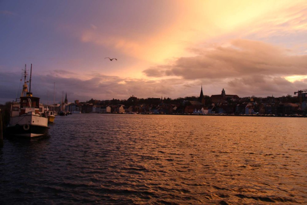 Bild vom Flensburger Hafen bei Sonnenuntergang.