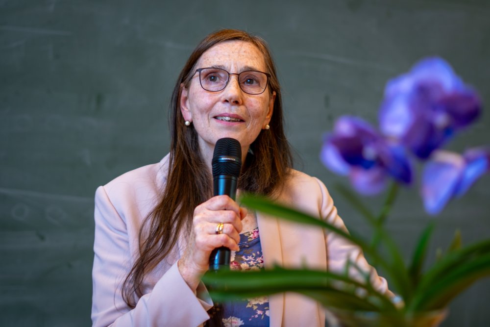 Eine Frau am Mikrofn