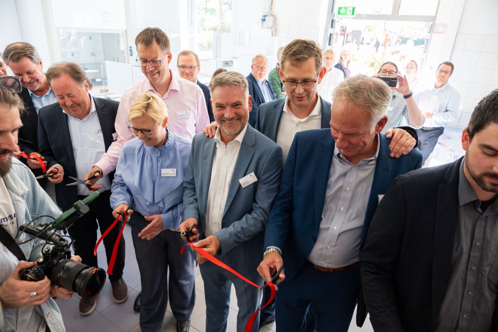 Menschen durchschneidne rotes Band