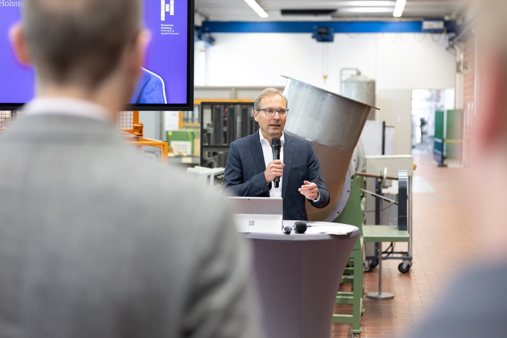 Staatssekretär Guido Wendt hält ein Grußwort