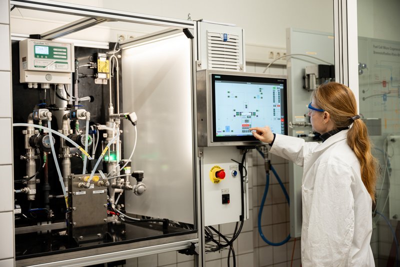 Eine Frau an einer Labormaschine