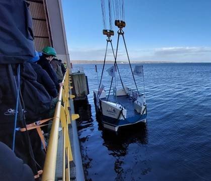 Eine Fähre wird zu Wasser gelassen